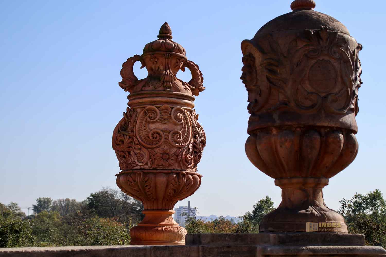 terrakotta-vasen in den gaerten von schloss troja in prag 5425