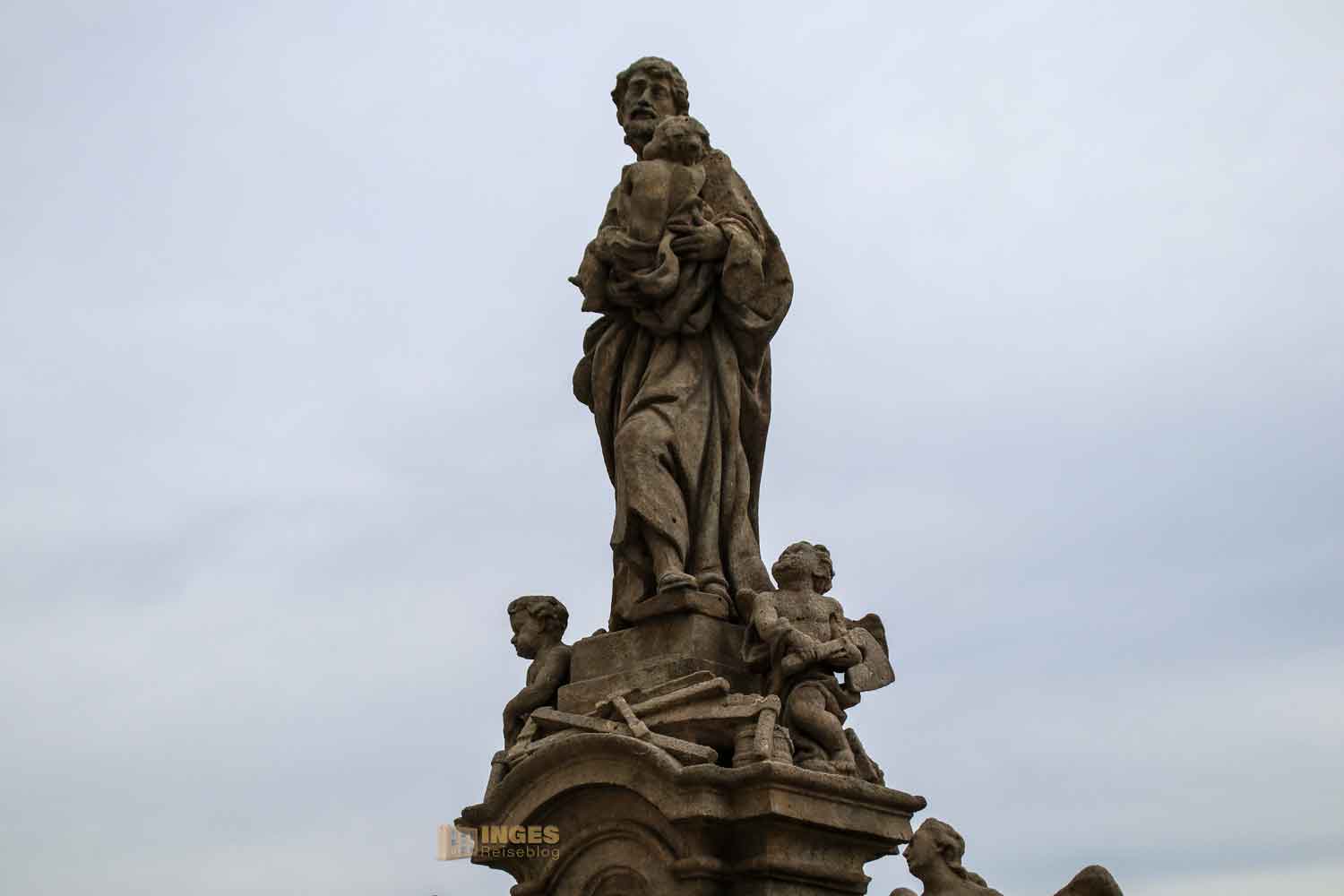 statuen am jesuitenkolleg in kutna hora 7440