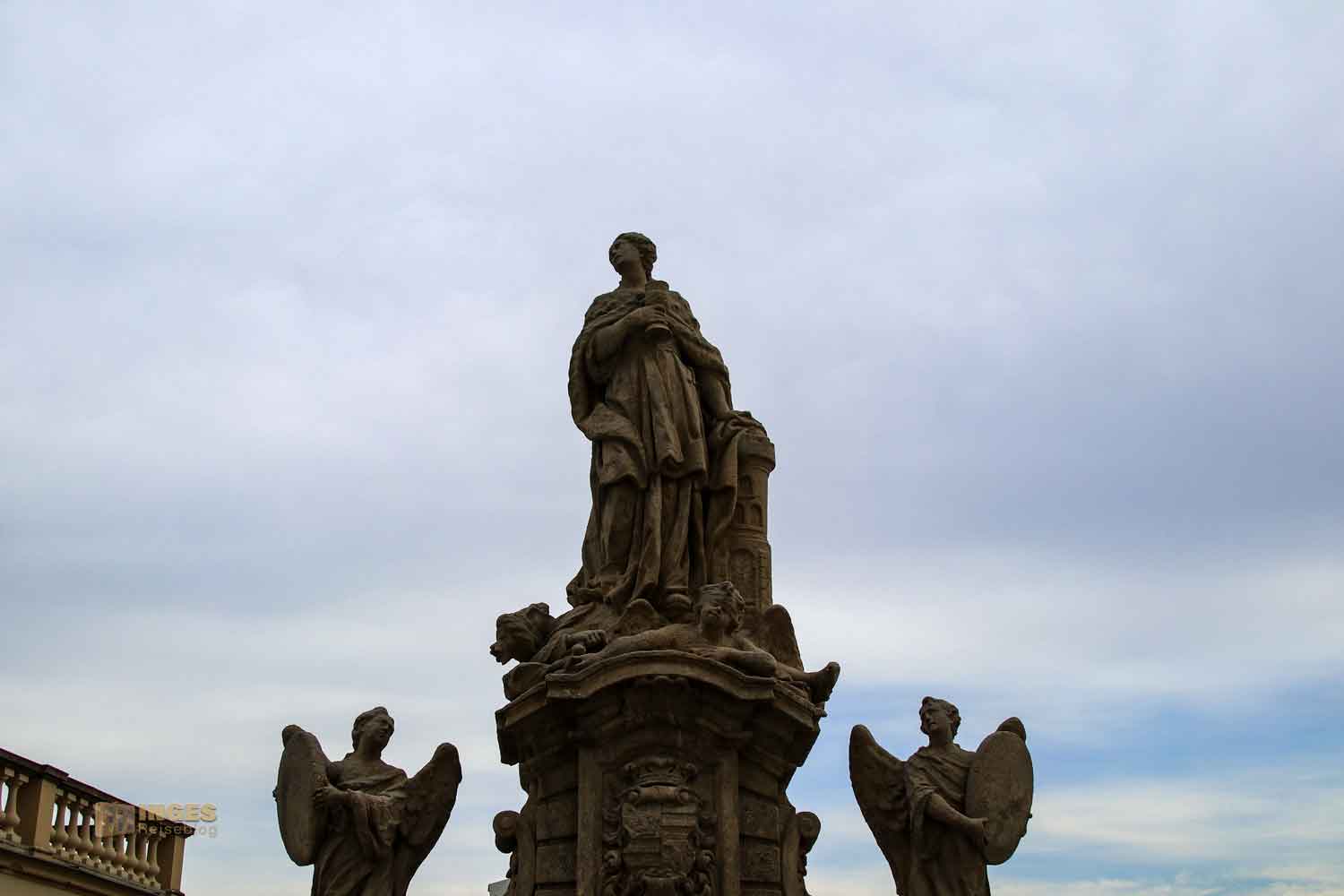 statuen am jesuitenkolleg in kutna hora 7459