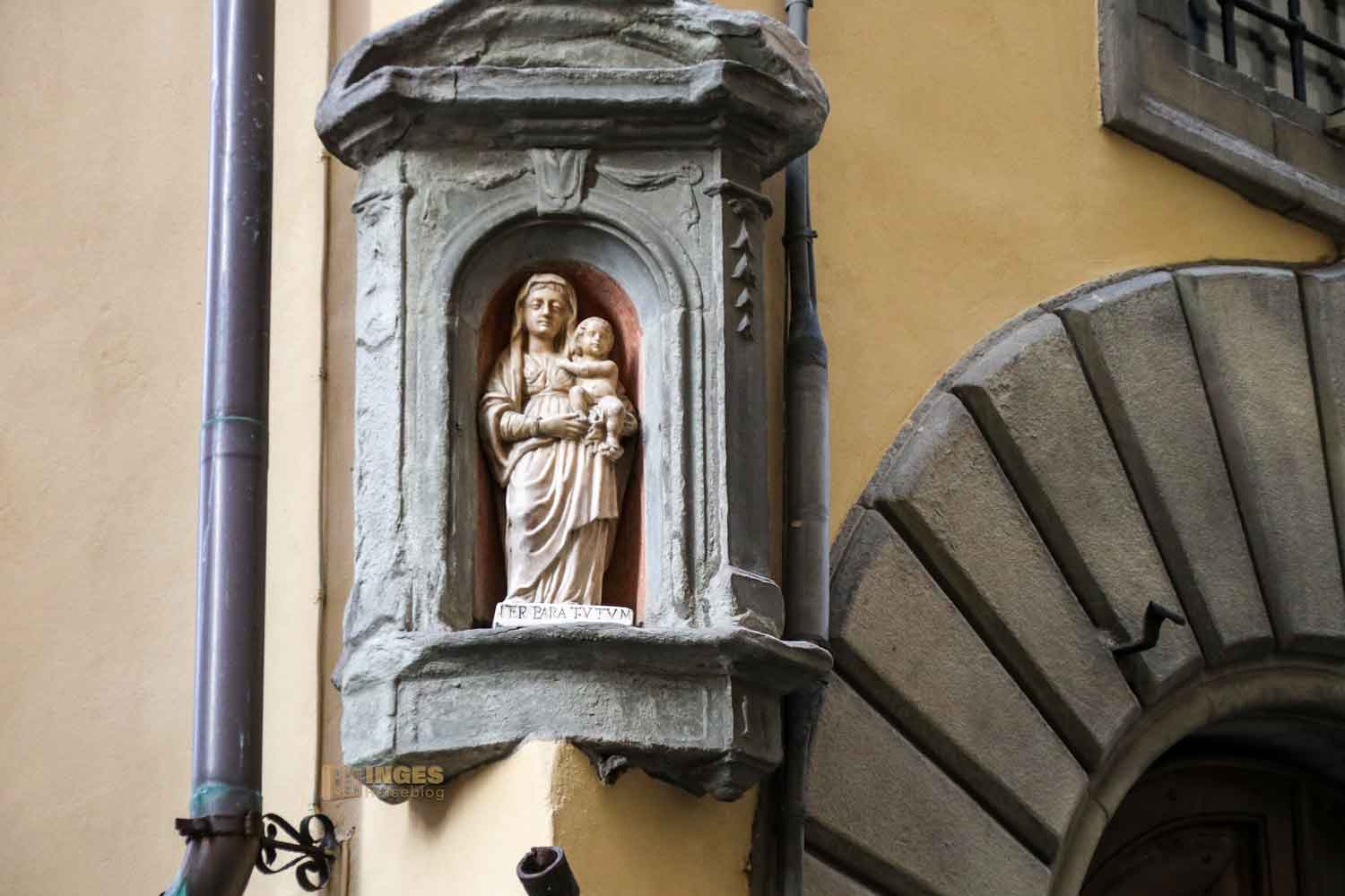 heiligenbilder an den haeuser in florenz 0947