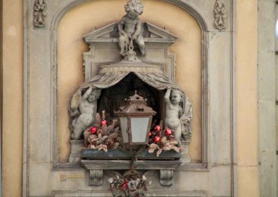 heiligenbilder an den haeuser in florenz 8482
