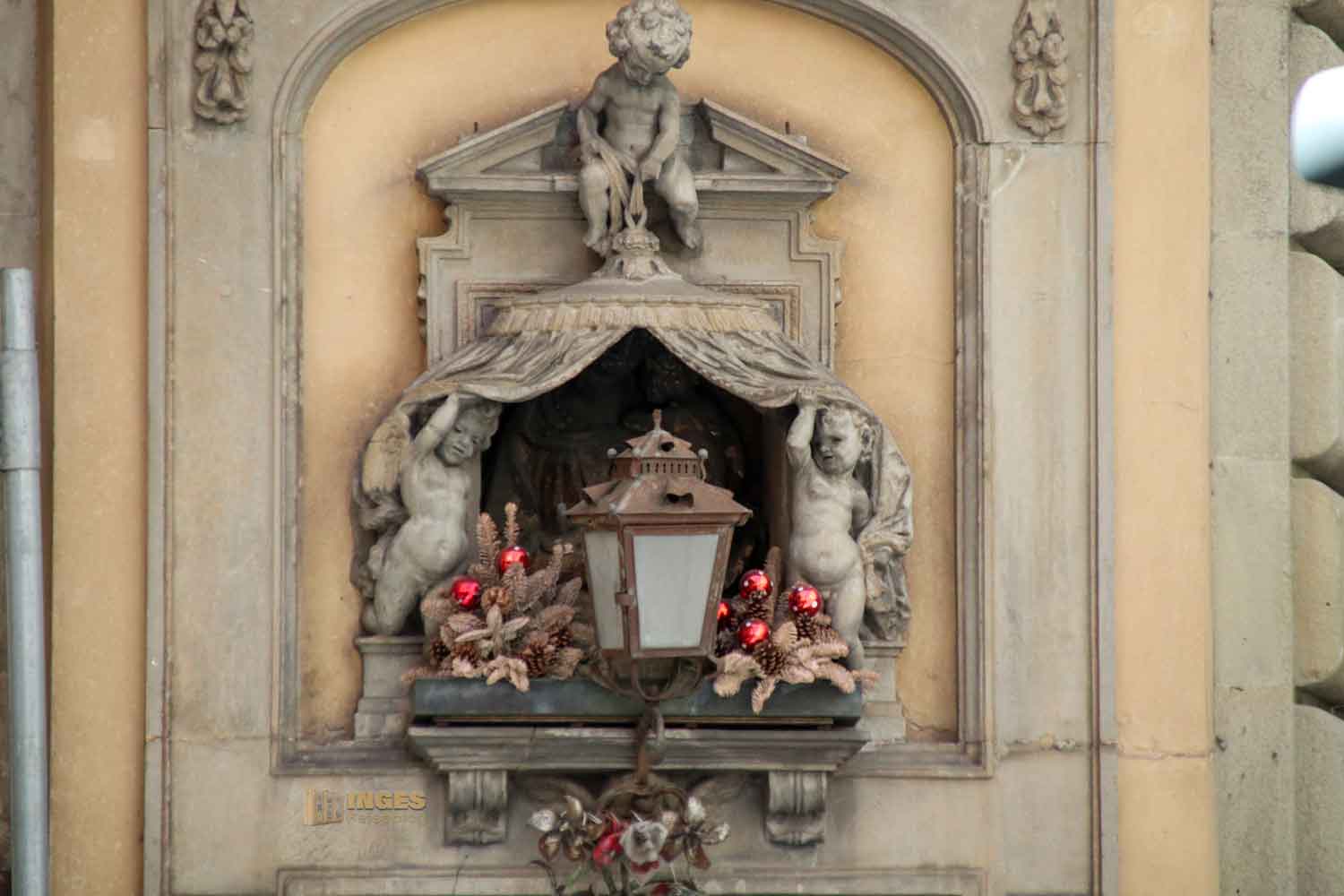 heiligenbilder an den haeuser in florenz 8482