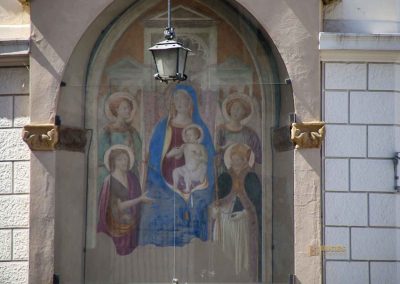 heiligenbilder an den haeuser in florenz 8504