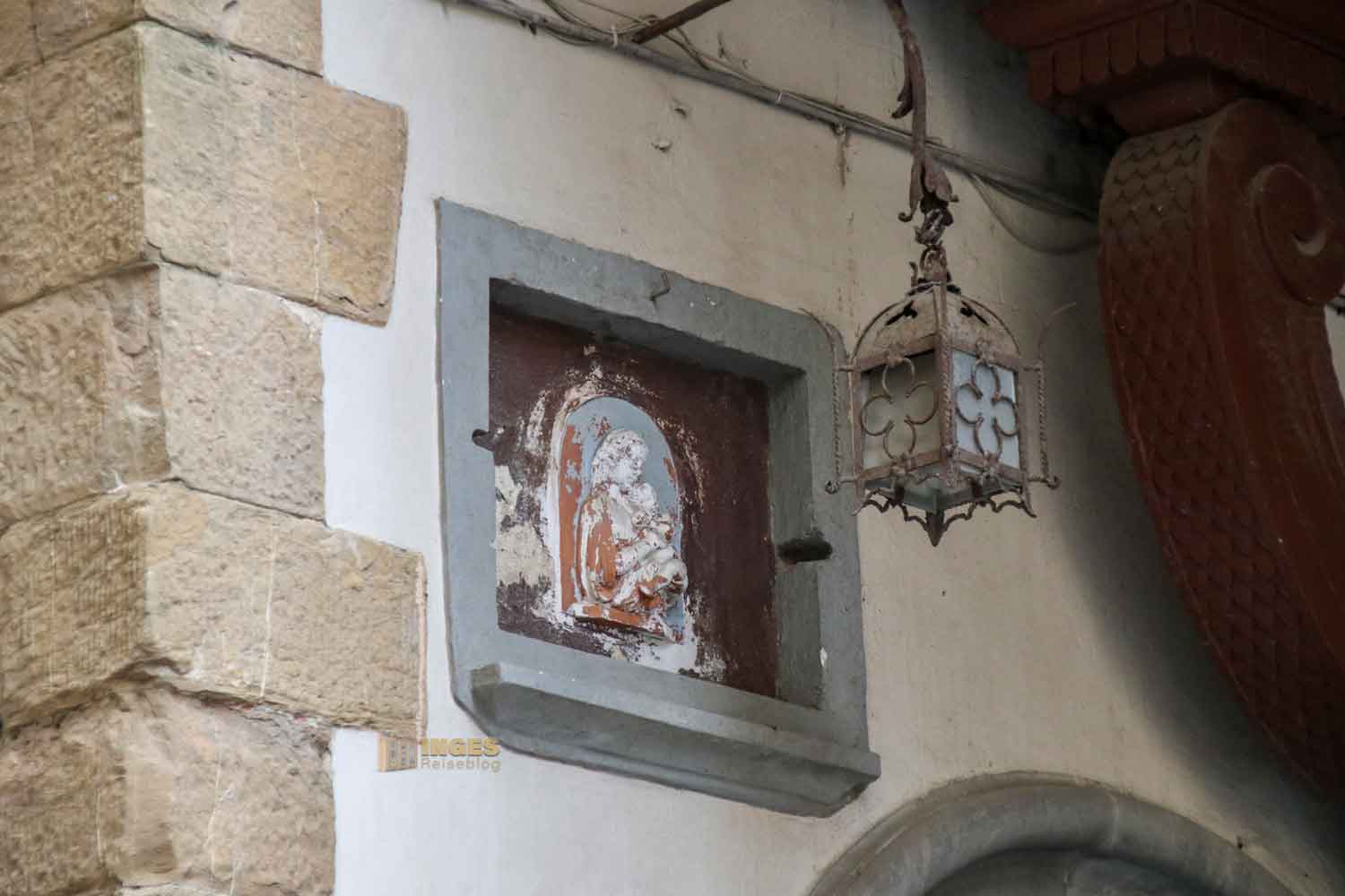 heiligenbilder an den haeuser in florenz 8707