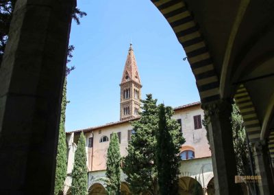 blick vom kreuzgang auf den kirchturm von santa maria novella in florenz 3550