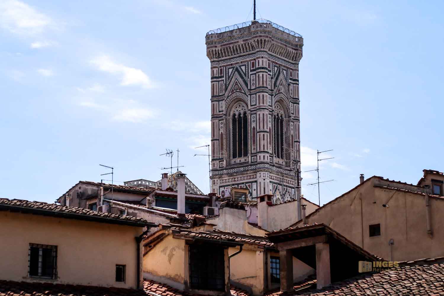 blick von der bibliothek laurenziana auf den florentiner campanile 4049