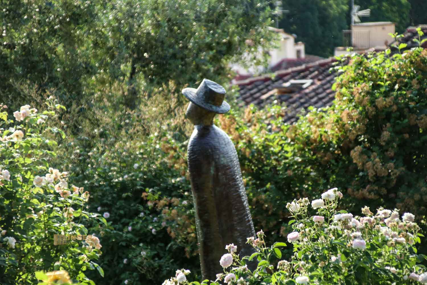 skulpturen von jean-michel folon im rosengarten in florenz 5469