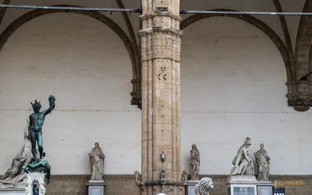Die Loggia dei Lanzi auf der Piazza della Signoria in Florenz