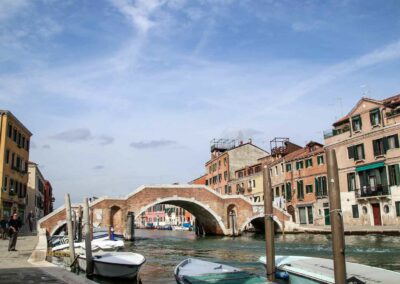 ponte di tre archi am canale di cannaregio in venedig 3385