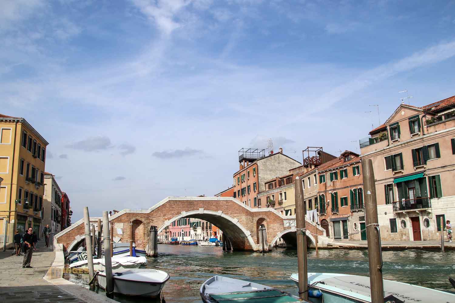 ponte di tre archi am canale di cannaregio in venedig 3385