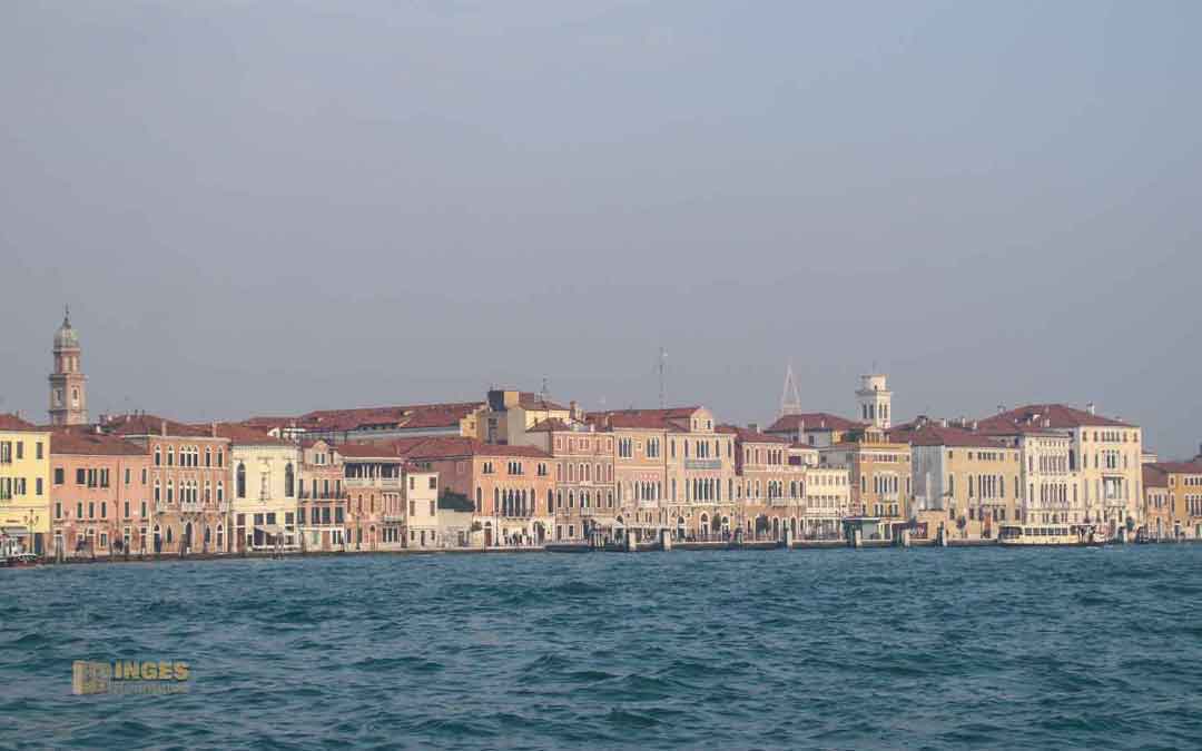 Am Fondamenta delle Zattere in Venedig entlang bis zur Salute