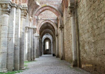 seitenschiff abteikirche san galgano toskana_5901