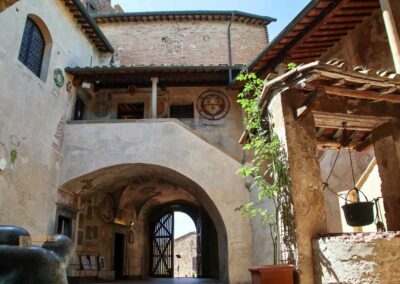 innenhof palazzo pretorio certaldo_8147