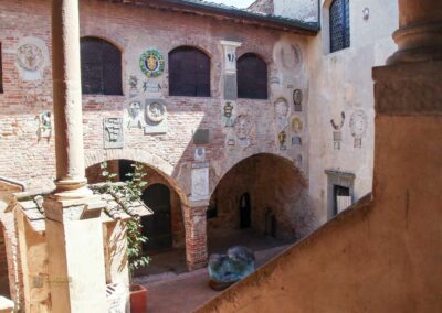 innenhof palazzo pretorio certaldo_8180