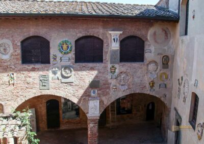 wappen innenhof palazzo pretorio certaldo_8185