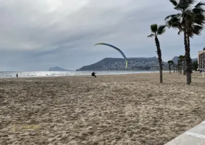 landung paraglider am playa de cantal roig in calpe_0935