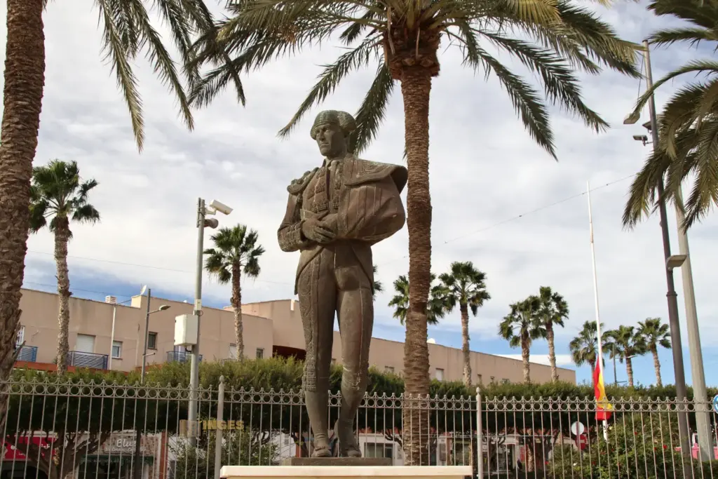 denkmal juan antonio ruiz vor stierkampfarena in vera andalusien 2949