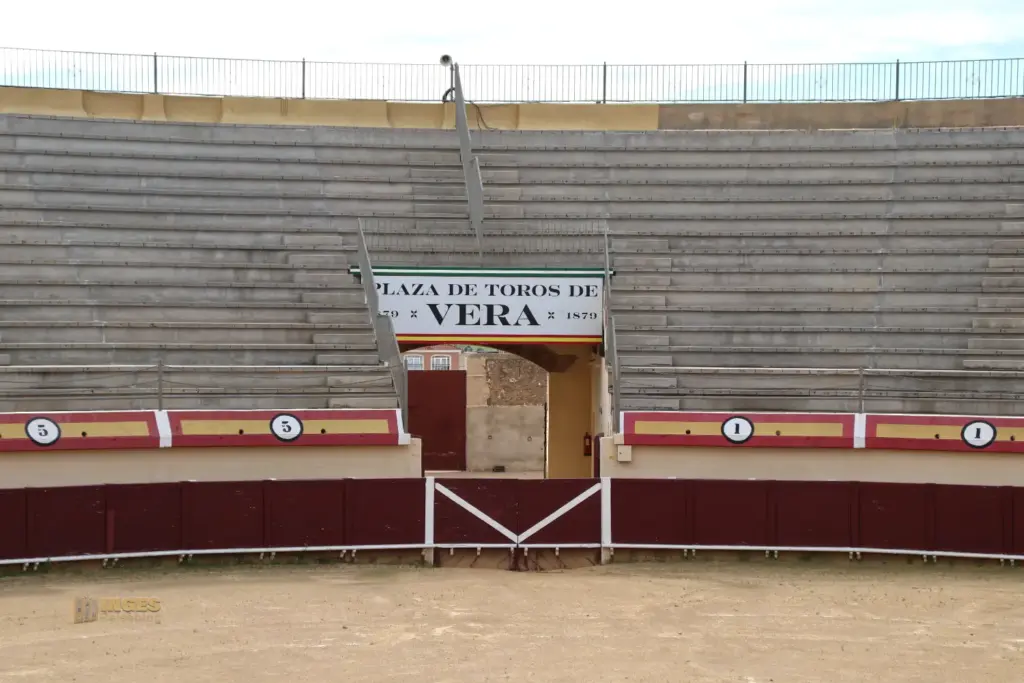 stierkampfarena innenansicht in vera andalusien 3005