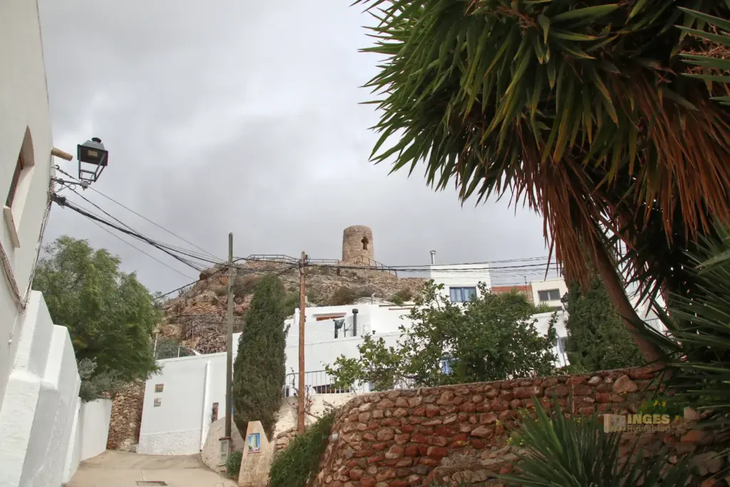 blick zum historischen wachturm in nijar 4846