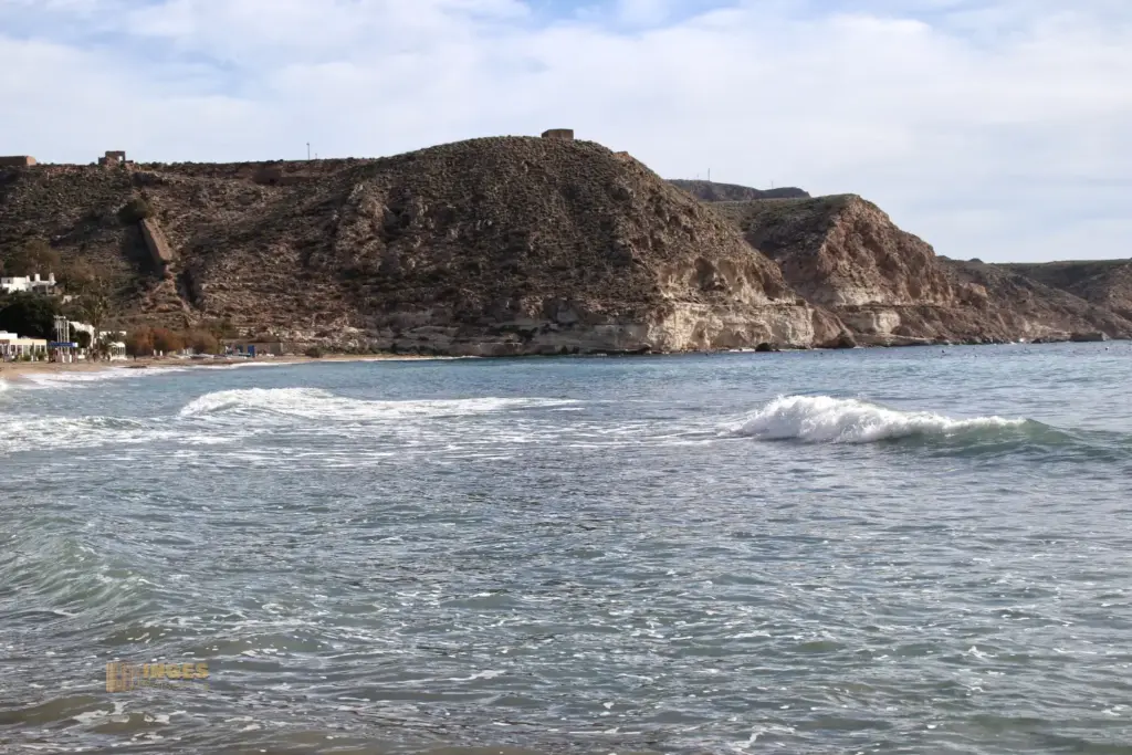 Am Playa de Agua Amarga in Andalusien 29 blick zur antiguo cardagero de minerales bei agua amarga 3698