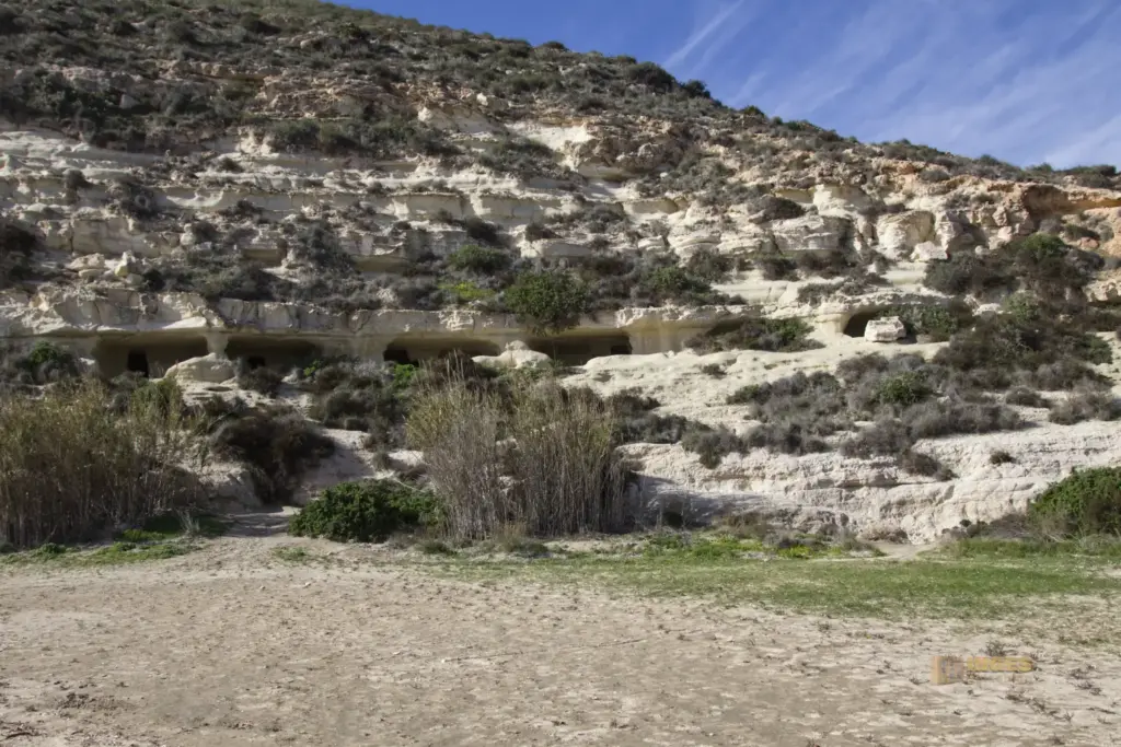 Am Playa de Agua Amarga in Andalusien 7 felsenhoehlen agua amarga in andalusien 2042