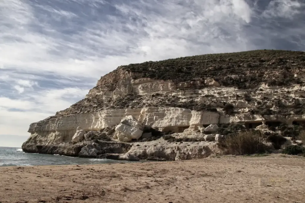 Am Playa de Agua Amarga in Andalusien 8 felsenhoehlen agua amarga in andalusien 3645