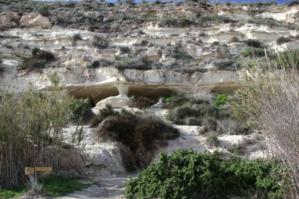Am Playa de Agua Amarga in Andalusien 11 felsenhoehlen agua amarga in andalusien 3783