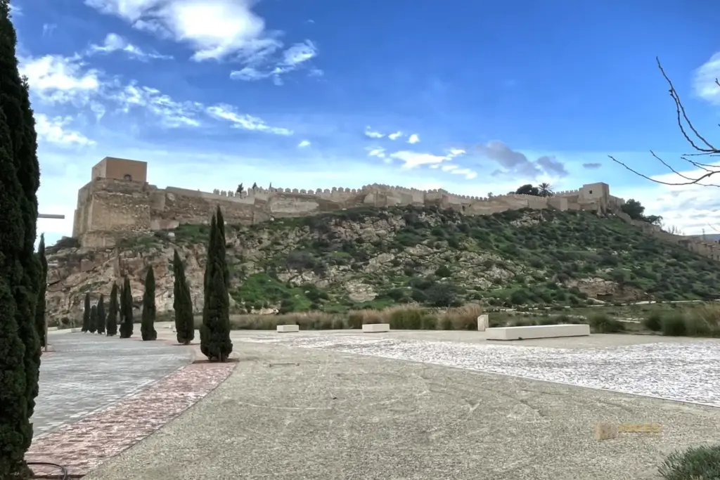 alcazaba von almeria von unten 4587