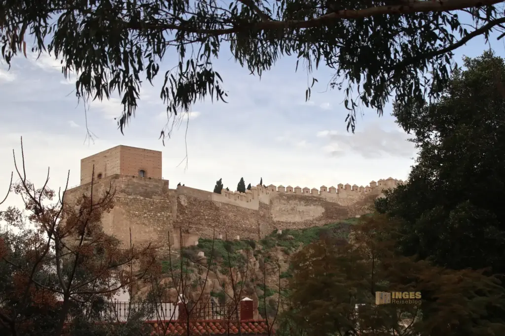 alcazaba von almeria von unten 5240